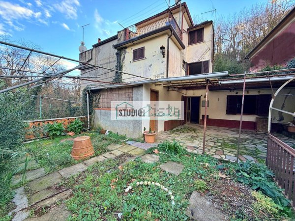 casa semindipendente in vendita a Pietrasanta in zona Capriglia
