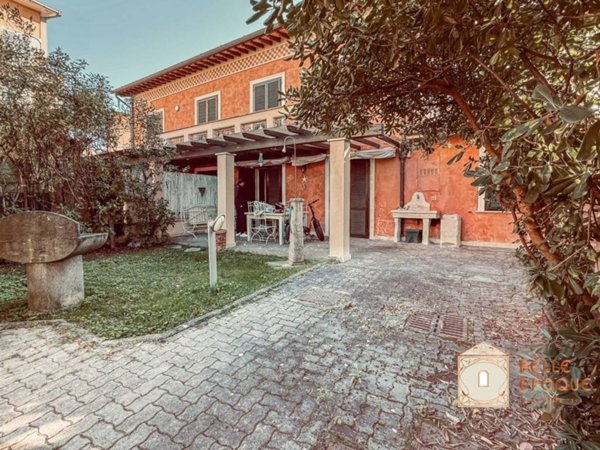 casa indipendente in vendita a Pietrasanta in zona Fiumetto