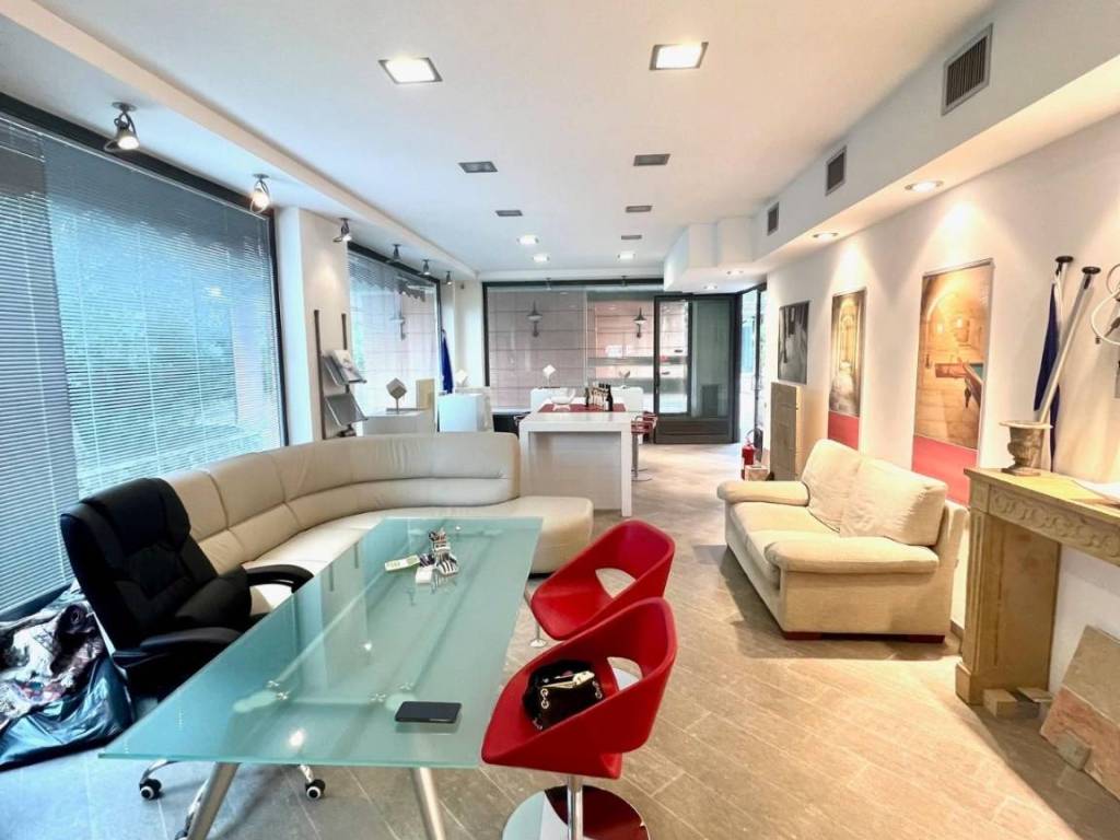 locale commerciale in vendita a Pietrasanta