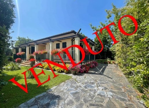 casa indipendente in vendita a Pietrasanta in zona Tonfano