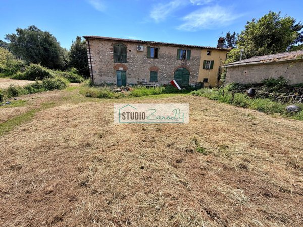 casa indipendente in vendita a Pietrasanta in zona Traversagna