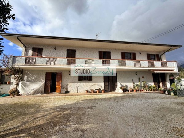 casa indipendente in vendita a Pietrasanta in zona Traversagna