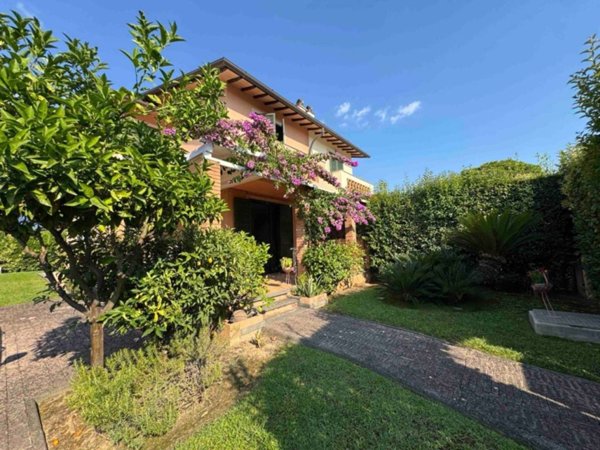 casa indipendente in vendita a Pietrasanta in zona Marina di Pietrasanta