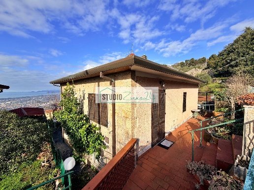 casa indipendente in vendita a Pietrasanta in zona Capriglia
