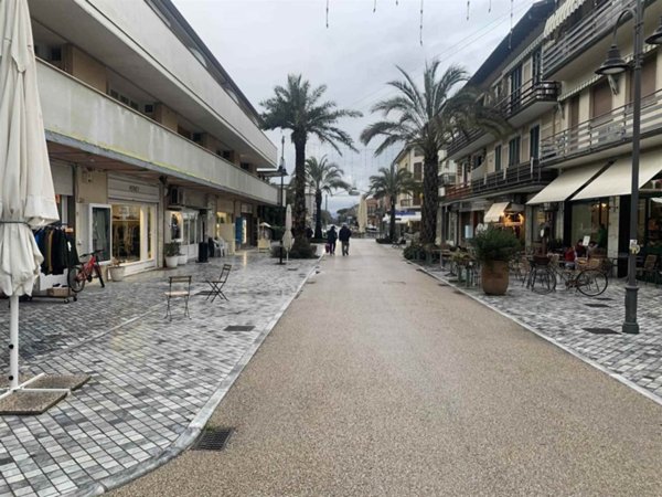 negozio in vendita a Pietrasanta in zona Tonfano