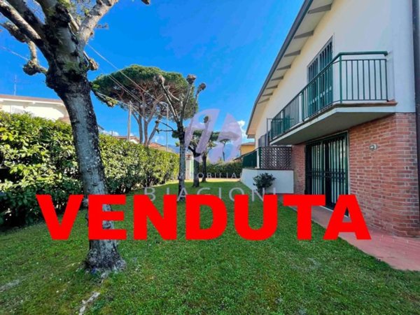casa indipendente in vendita a Pietrasanta in zona Tonfano
