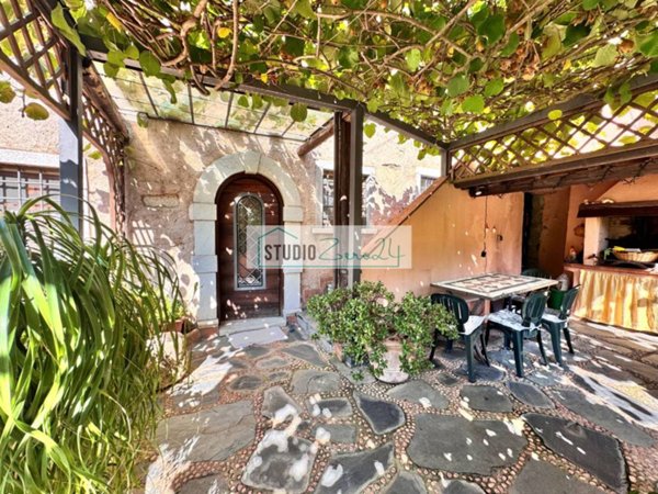 casa indipendente in vendita a Pietrasanta in zona Vitoio