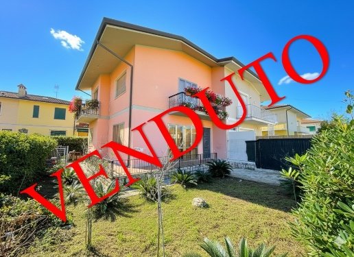 casa indipendente in vendita a Pietrasanta in zona Tonfano