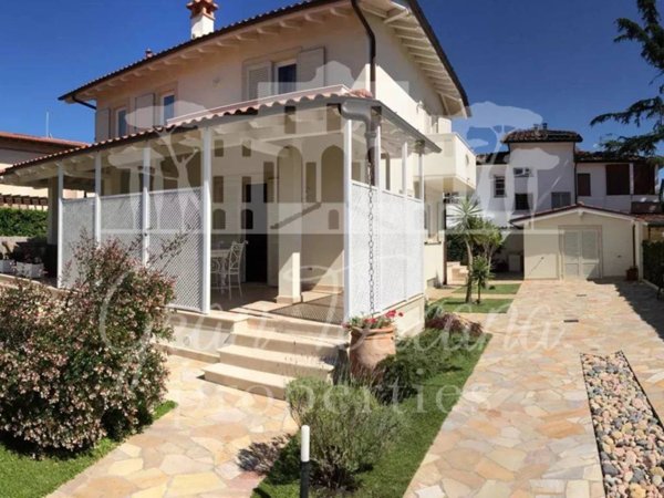 casa indipendente in vendita a Pietrasanta in zona Tonfano