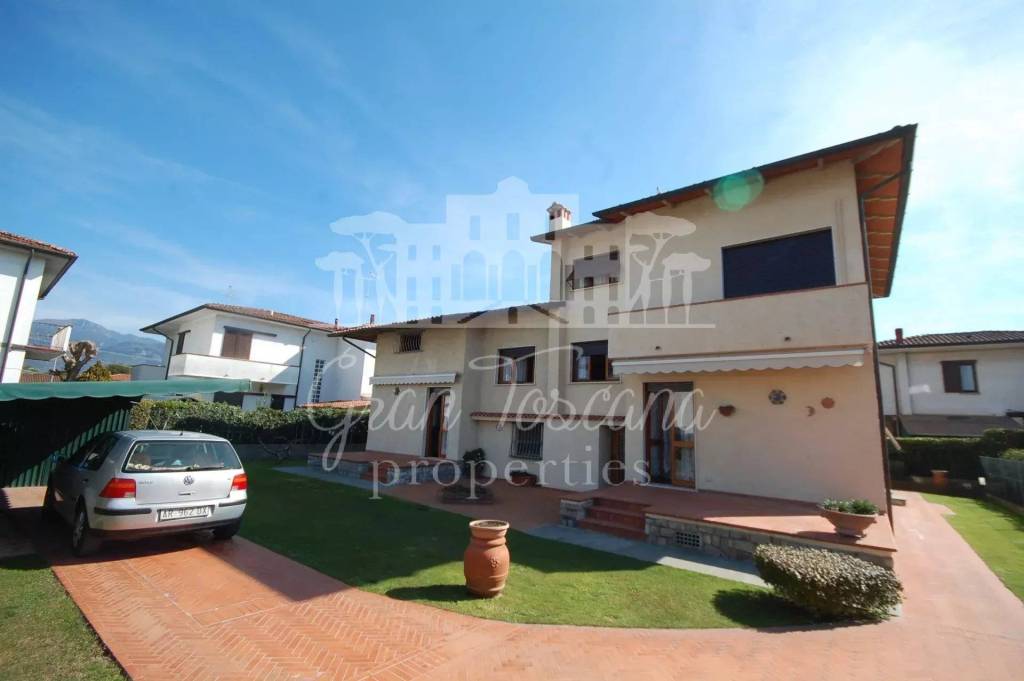 casa indipendente in vendita a Pietrasanta in zona Tonfano