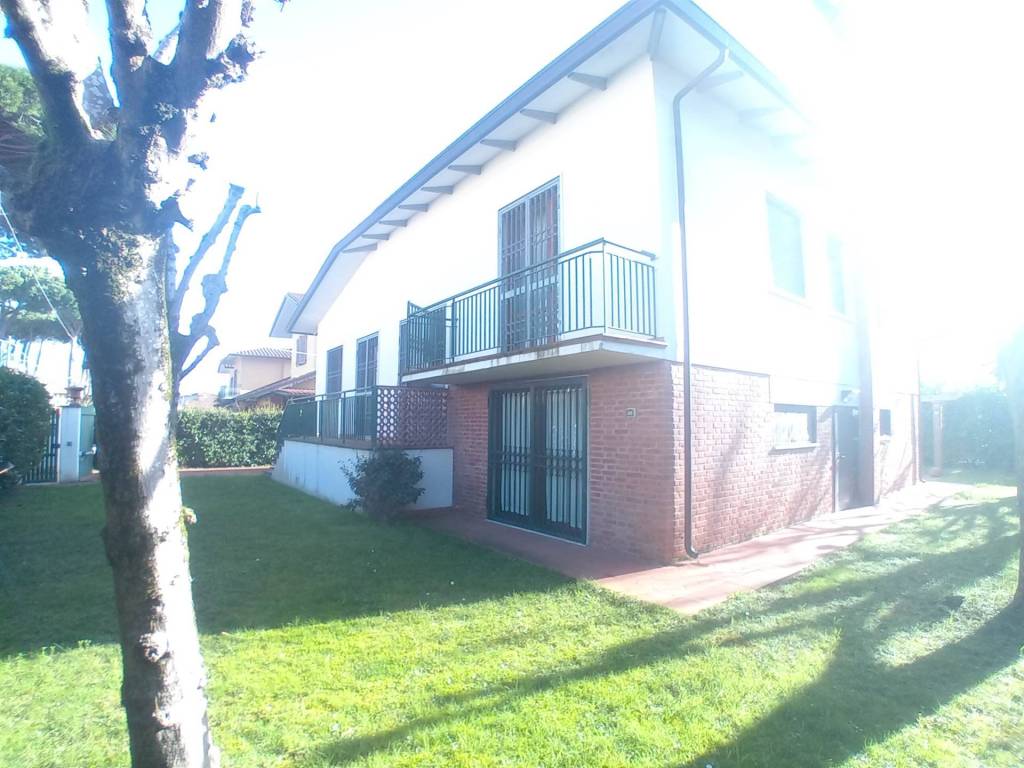 casa indipendente in vendita a Pietrasanta in zona Tonfano