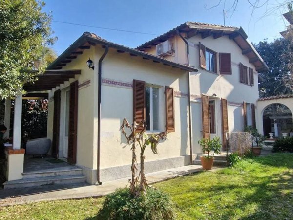 casa indipendente in vendita a Pietrasanta in zona Fiumetto