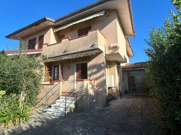 casa indipendente in vendita a Pietrasanta in zona Crociale