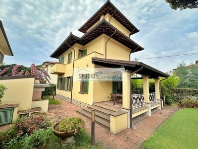 casa indipendente in vendita a Pietrasanta in zona Tonfano