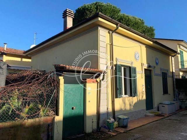 appartamento in vendita a Pietrasanta in zona Marina di Pietrasanta