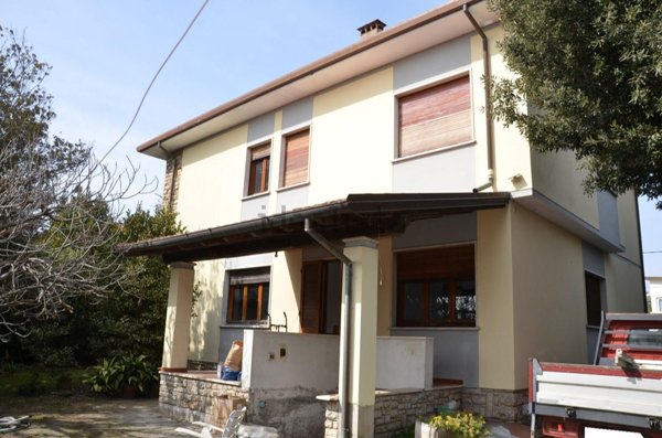 casa indipendente in vendita a Pietrasanta in zona Tonfano