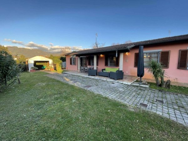 casa indipendente in vendita a Pietrasanta in zona Vignone