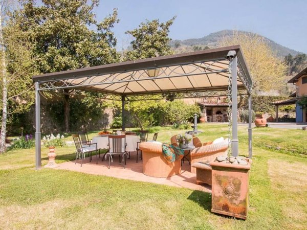 casa indipendente in vendita a Pietrasanta in zona Valdicastello