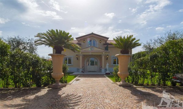 casa indipendente in vendita a Pietrasanta in zona Crociale