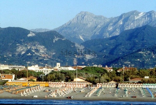 casa indipendente in vendita a Pietrasanta in zona Tonfano
