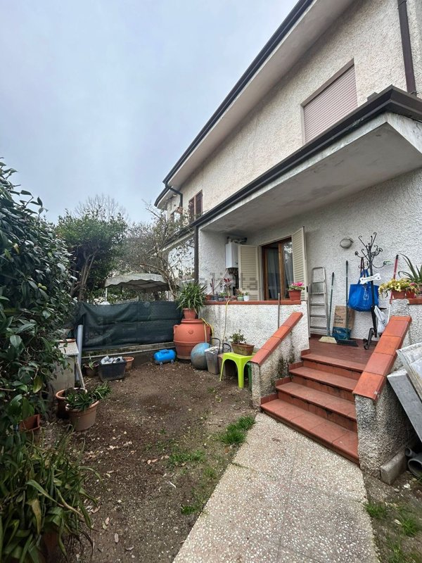 casa indipendente in vendita a Pietrasanta in zona Tonfano