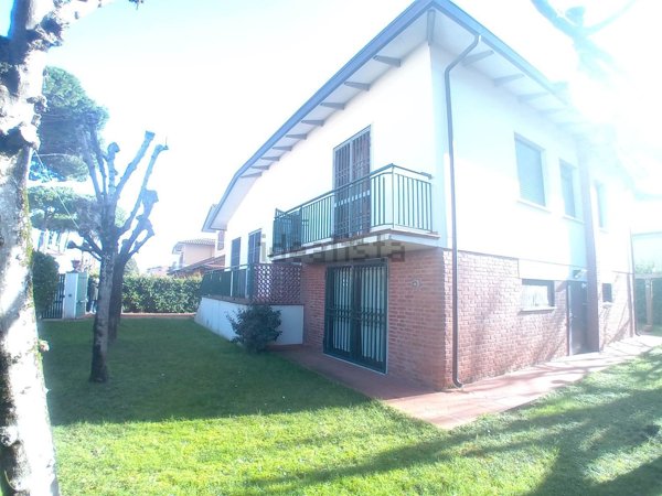 casa indipendente in vendita a Pietrasanta in zona Tonfano