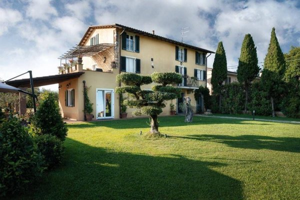 casa indipendente in vendita a Pietrasanta in zona Tonfano