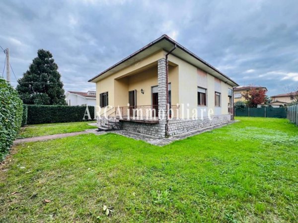 casa indipendente in vendita a Pietrasanta