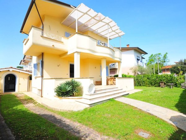 casa indipendente in vendita a Pietrasanta in zona Tonfano