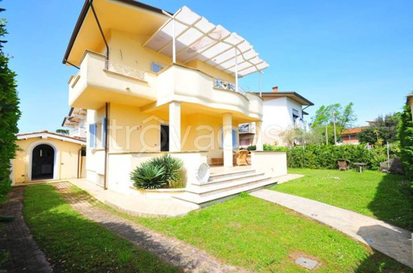 casa indipendente in vendita a Pietrasanta in zona Tonfano