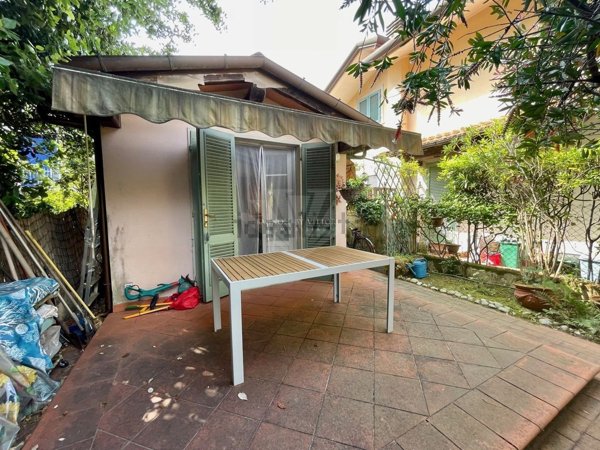 casa indipendente in vendita a Pietrasanta in zona Fiumetto
