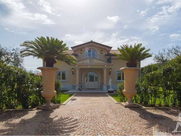 casa indipendente in vendita a Pietrasanta in zona Crociale