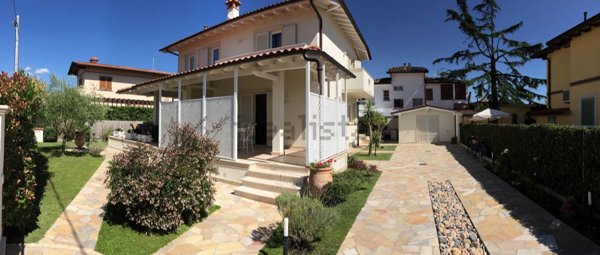 casa indipendente in vendita a Pietrasanta in zona Tonfano