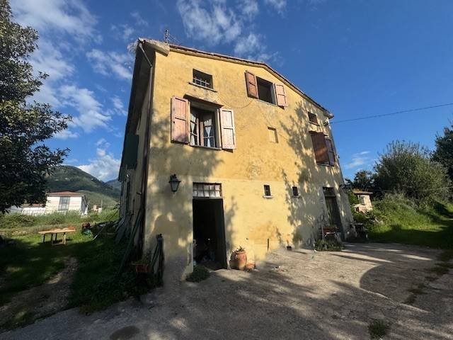 casa indipendente in vendita a Pietrasanta in zona Traversagna