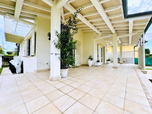 casa indipendente in vendita a Pietrasanta in zona Tonfano