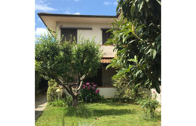 casa indipendente in vendita a Pietrasanta in zona Tonfano