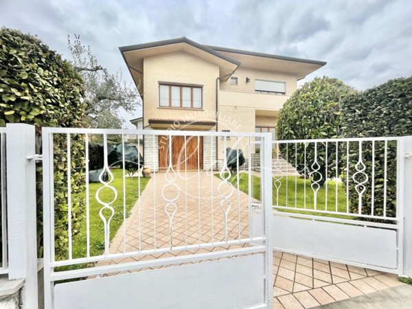 casa indipendente in vendita a Pietrasanta in zona Marina di Pietrasanta