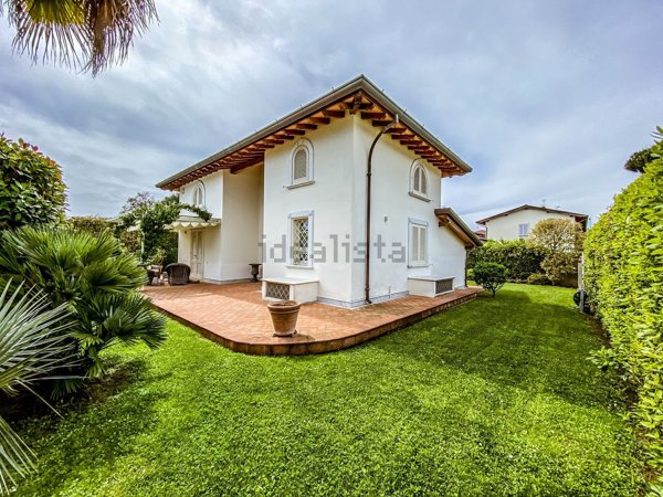 casa indipendente in vendita a Pietrasanta in zona Tonfano