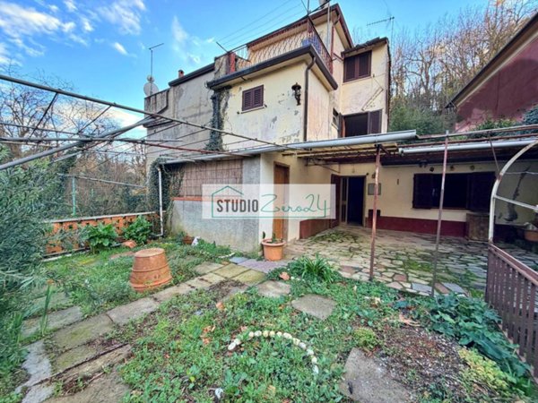 casa indipendente in vendita a Pietrasanta in zona Capriglia