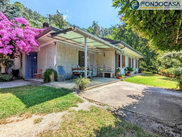 casa indipendente in vendita a Pietrasanta in zona Strettoia