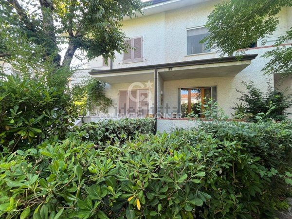 casa indipendente in vendita a Pietrasanta in zona Tonfano