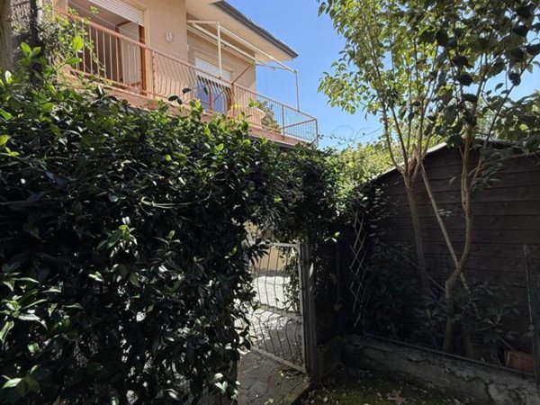 casa indipendente in vendita a Pietrasanta in zona Tonfano