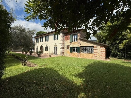 casa indipendente in vendita a Pietrasanta in zona Osterietta