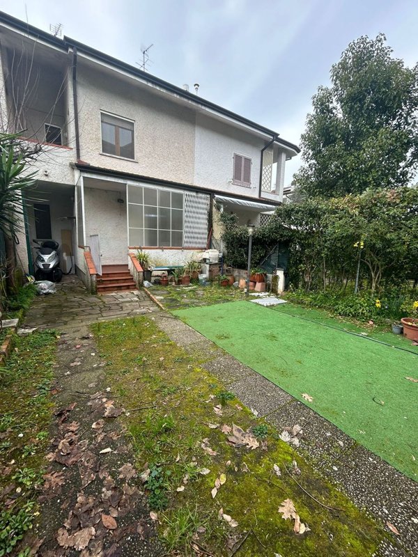 casa indipendente in vendita a Pietrasanta in zona Fiumetto