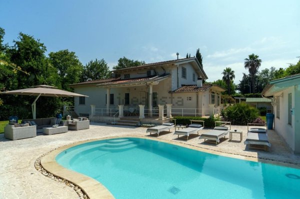 casa indipendente in vendita a Pietrasanta in zona Tonfano
