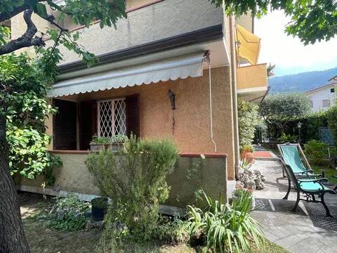 casa indipendente in vendita a Pietrasanta in zona Strettoia