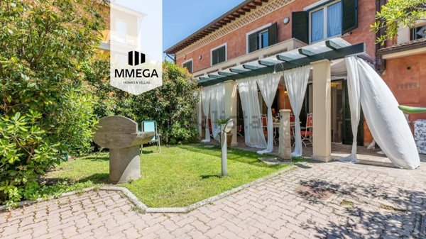 casa indipendente in vendita a Pietrasanta in zona Tonfano