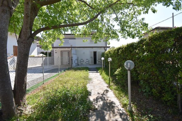 casa indipendente in vendita a Pietrasanta in zona Tonfano