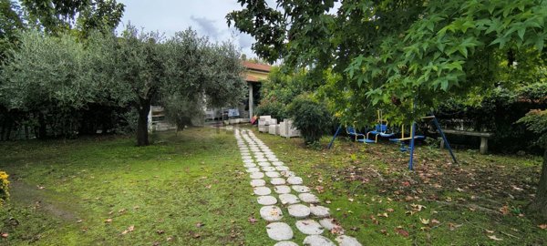 casa indipendente in vendita a Pietrasanta in zona Tonfano