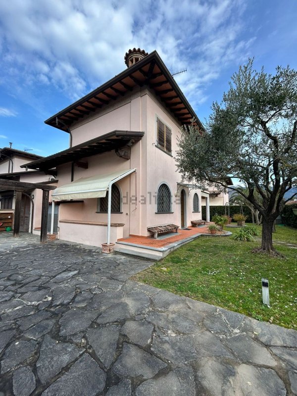 casa indipendente in vendita a Pietrasanta in zona Fiumetto